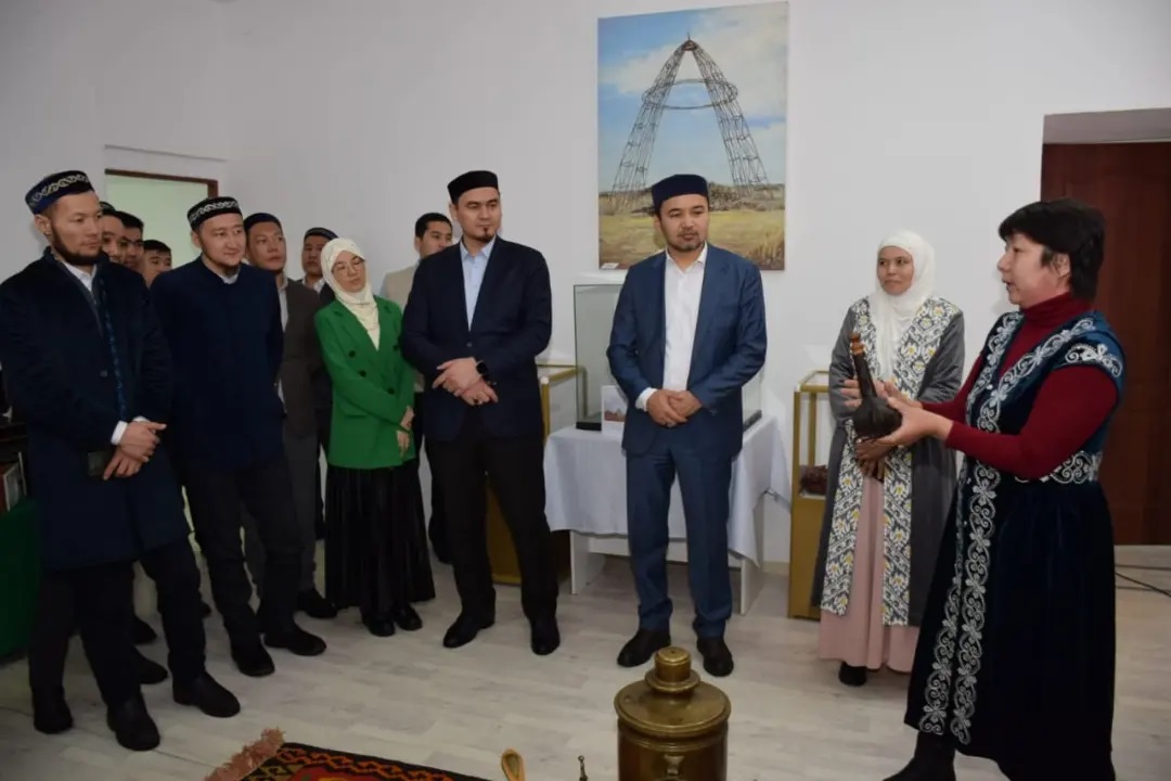 Музей қонақтары "Дін және дәстүр" имамдармен кездесу