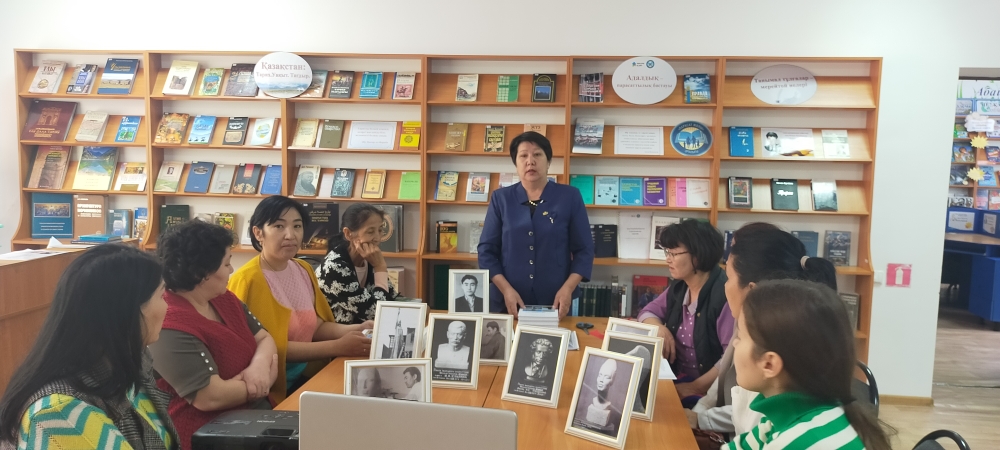 Мүсінші Керей Жұмағазинге арналған дөңгелек үстел